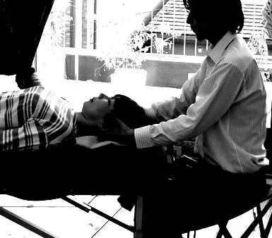 Craniosacral contact at the head during a Japanese bodywork session in Kyoto, in black and white