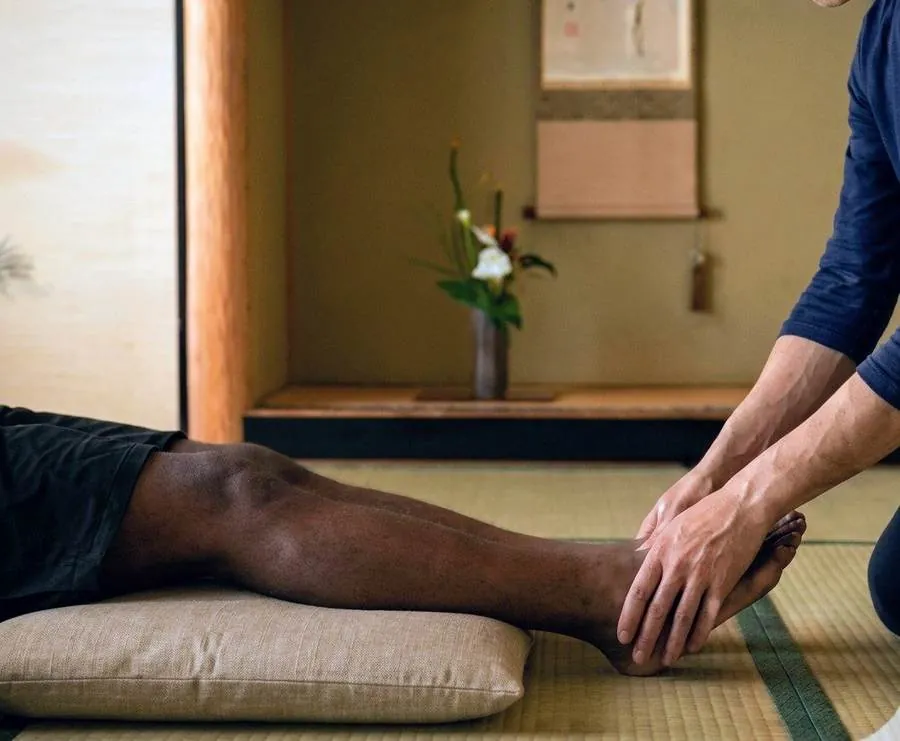 Japanese bodywork for the feet and legs, fully clothed, in a traditional tatami room in Kyoto